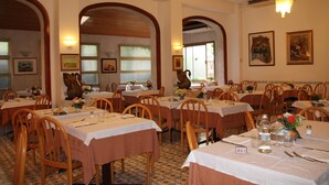 Breakfast and dinner served - Hotel Paco (Pietra Ligure)