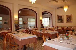 Breakfast and dinner served  - Hotel Paco (Pietra Ligure)