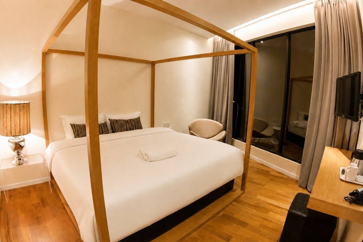 Deluxe King Suite | Desk, free WiFi, bed sheets