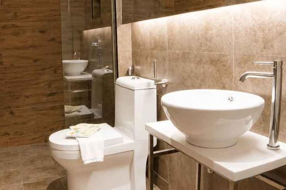 Dusche, kostenlose Toilettenartikel, Handtücher
