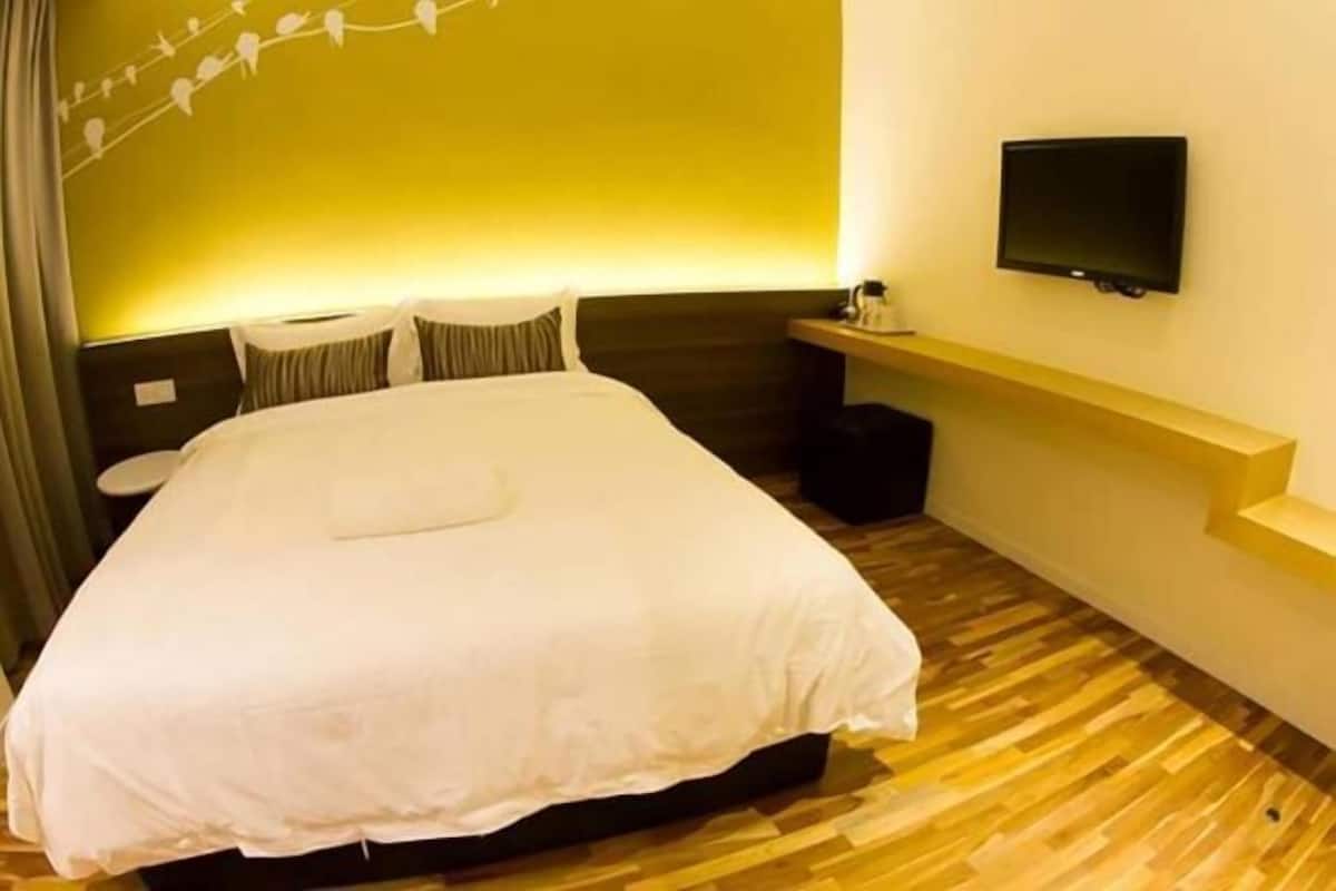 Desk, WiFi (free), bed sheets