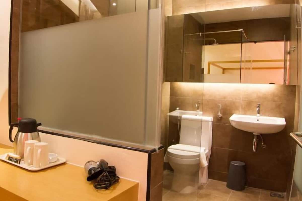 Shower, free toiletries, towels