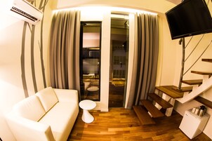 华丽套房, 1 张大床 (Mezzanine) | 起居区 | 液晶电视