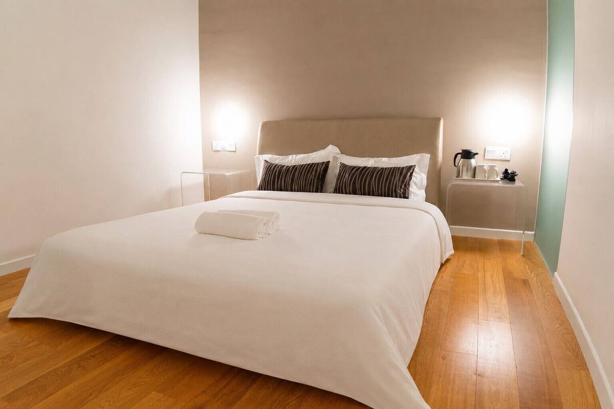 Platform Queen | Desk, free WiFi, bed sheets