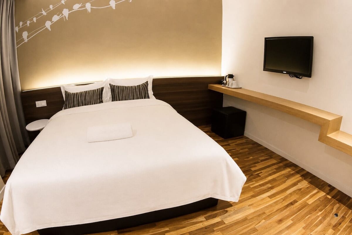 Superior Queen | Desk, free WiFi, bed sheets