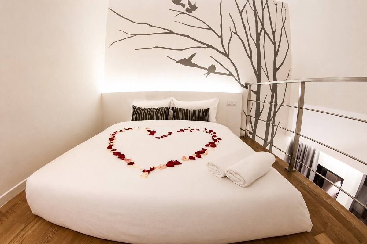 Deluxe Mezzanine Queen Suite | Desk, free WiFi, bed sheets