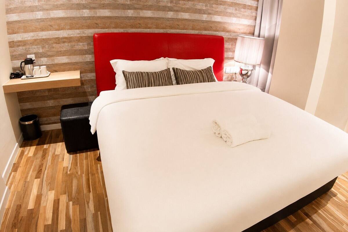 Superior King | Desk, free WiFi, bed sheets