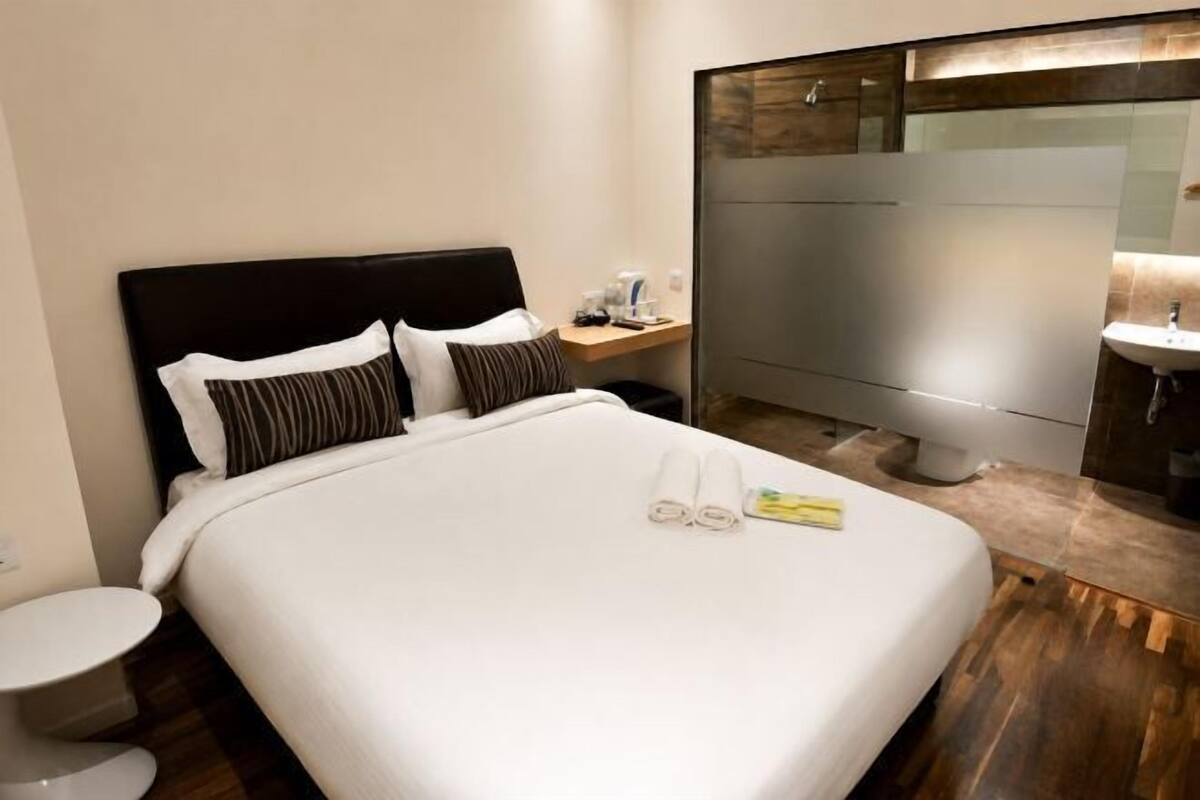 Escritorio, wifi gratis y ropa de cama 