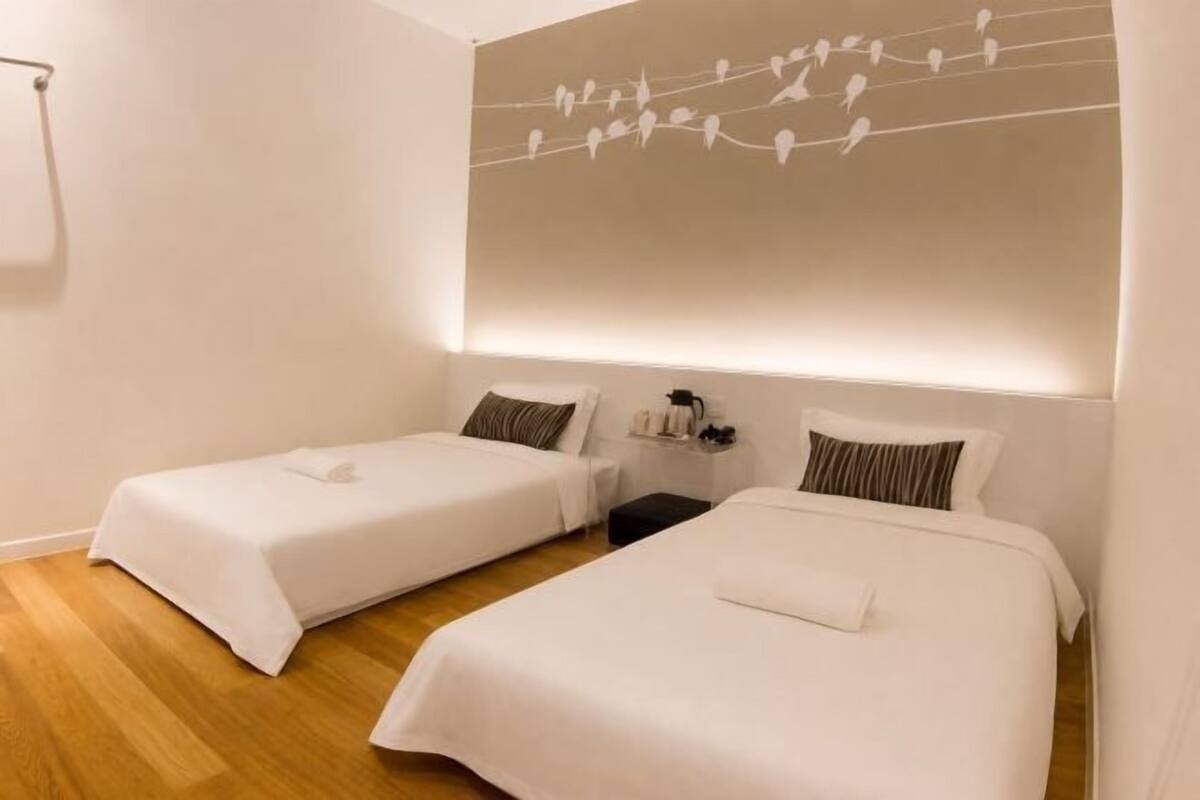 Escritorio, wifi gratis y ropa de cama 