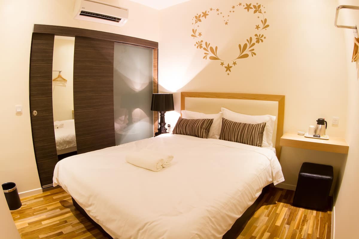 Standard Queen | Desk, WiFi (free), bed sheets