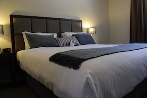 Caja de seguridad en la habitación y escritorio