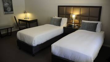 Tallelokero huoneessa, työpöytä, silitysrauta/-lauta