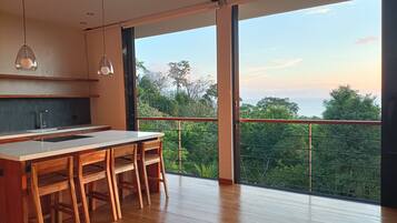 Apartemen Panorama, 2 kamar tidur, pemandangan samudra, lantai dasar | Dapur pribadi | Blender, penggiling kopi, dan tisu