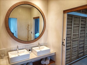 Appartamento panoramico, vista oceano | Bagno | Vasca da bagno a immersione totale, soffione a pioggia, asciugacapelli