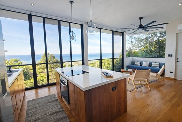 Departamento panorámico, vista al océano | Cocina privada | Parrilla de estufa, licuadora, molino para café y congelador 