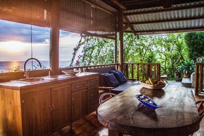 Appartement Panoramique, 2 chambres, vue océan, rez-de-chaussée | Terrasse/Patio