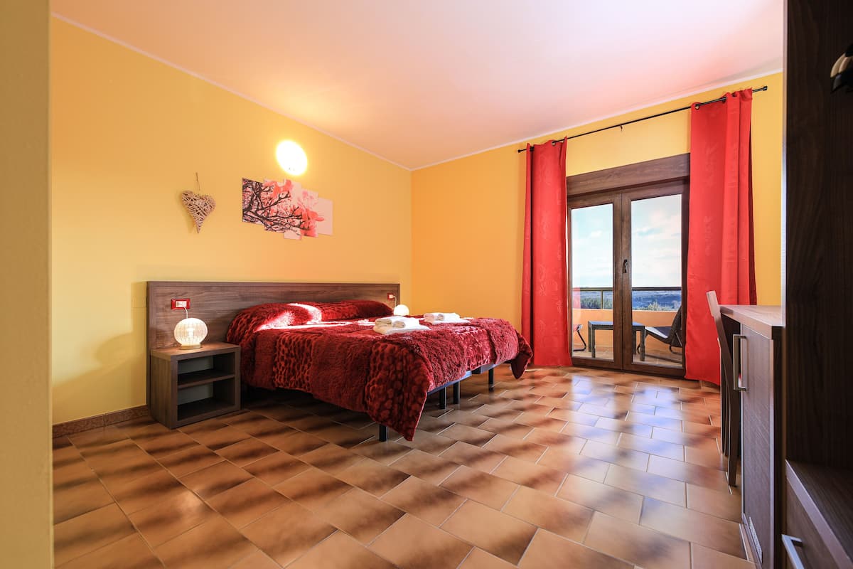 Kamar Double atau Twin Deluks | 1 kamar tidur, seprai Frette Italia, selimut bulu angsa, dan meja kerja