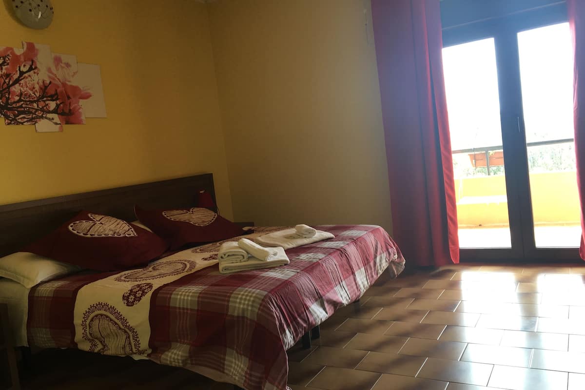 Kamar Double Standar | 1 kamar tidur, seprai Frette Italia, selimut bulu angsa, dan meja kerja