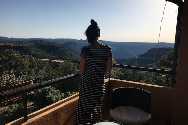 Standard dobbeltrom | Italienske Frette-laken, dundyner, skrivebord og blendingsgardiner