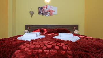 Habitación Deluxe con 1 cama matrimonial o 2 individuales | 1 habitación, sábanas italianas Frette, edredón y escritorio