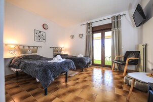 Quarto duplo standard, vista para a montanha | Lençóis italianos Frette, edredons de pluma, escrivaninha
