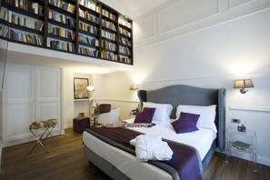 Tremannsrom – deluxe, balkong | Sengetøy av topp kvalitet, memory foam-senger og minibar (inkludert)