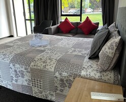 Tabla de planchar con plancha, wifi gratis y ropa de cama 