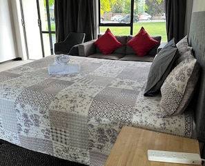 Iron/ironing board, free WiFi, bed sheets - Cherylea Motel (Blenheim)