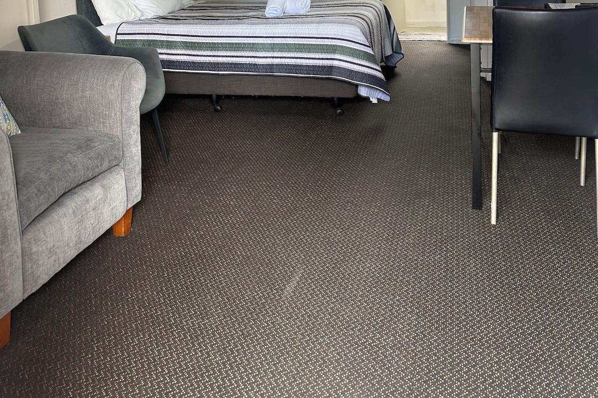 Estudio básico, 1 cama de matrimonio | Tabla de planchar con plancha, wifi gratis, ropa de cama