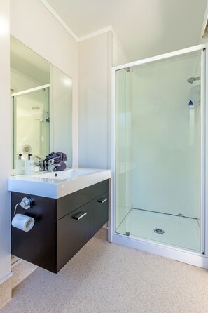 Large Studio | Bathroom - Cherylea Motel (Blenheim)