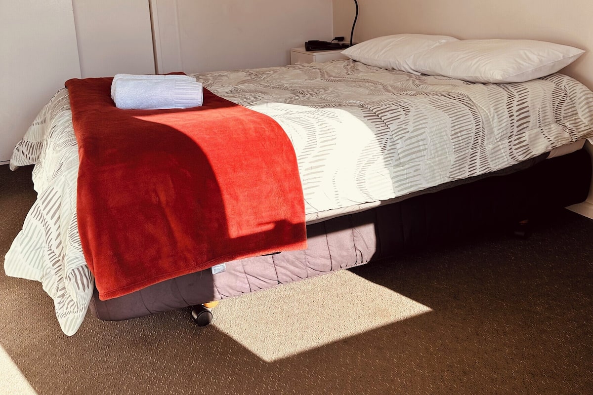 Iron/ironing board, free WiFi, bed sheets
