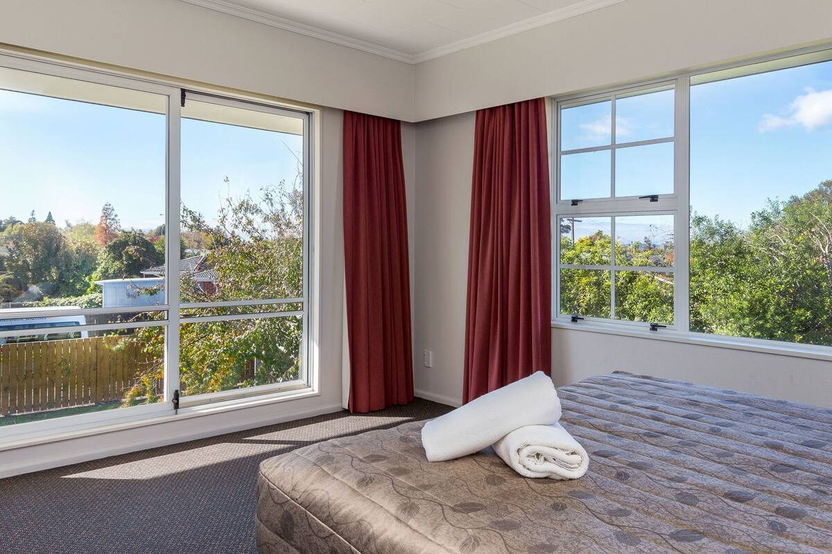 Tabla de planchar con plancha, wifi gratis y ropa de cama