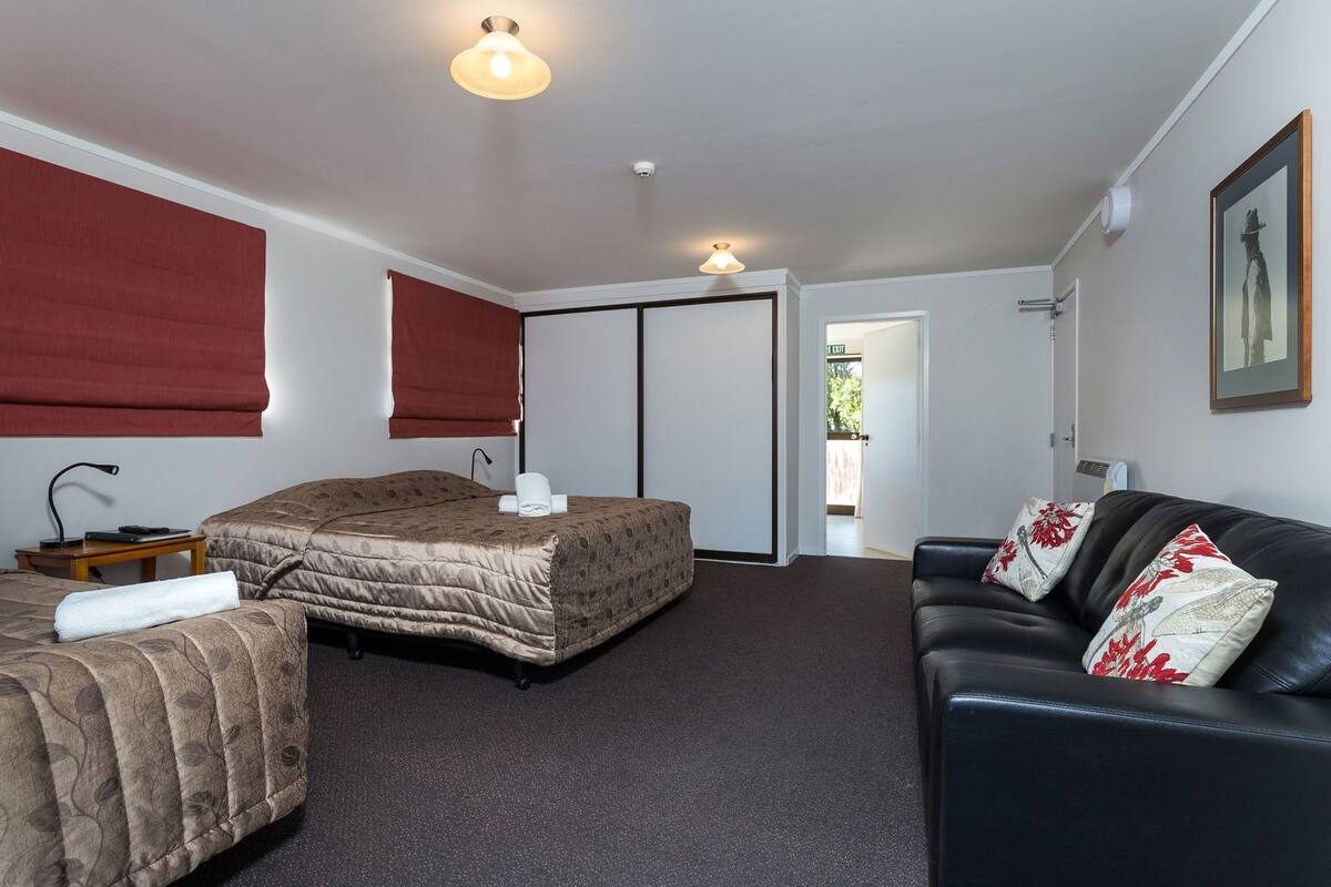 Tabla de planchar con plancha, wifi gratis y ropa de cama