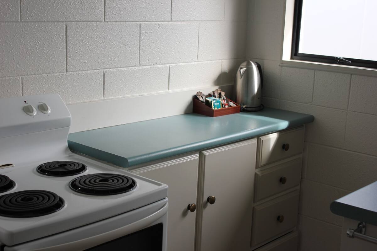 Refrigerador, microondas, tetera/pava eléctrica, tostadora