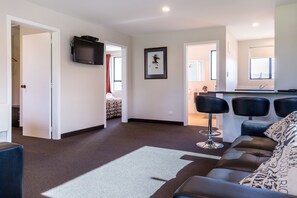 Two Bedroom Executive Suite | Living area | 85-cm TV with cable channels - Cherylea Motel (Blenheim)
