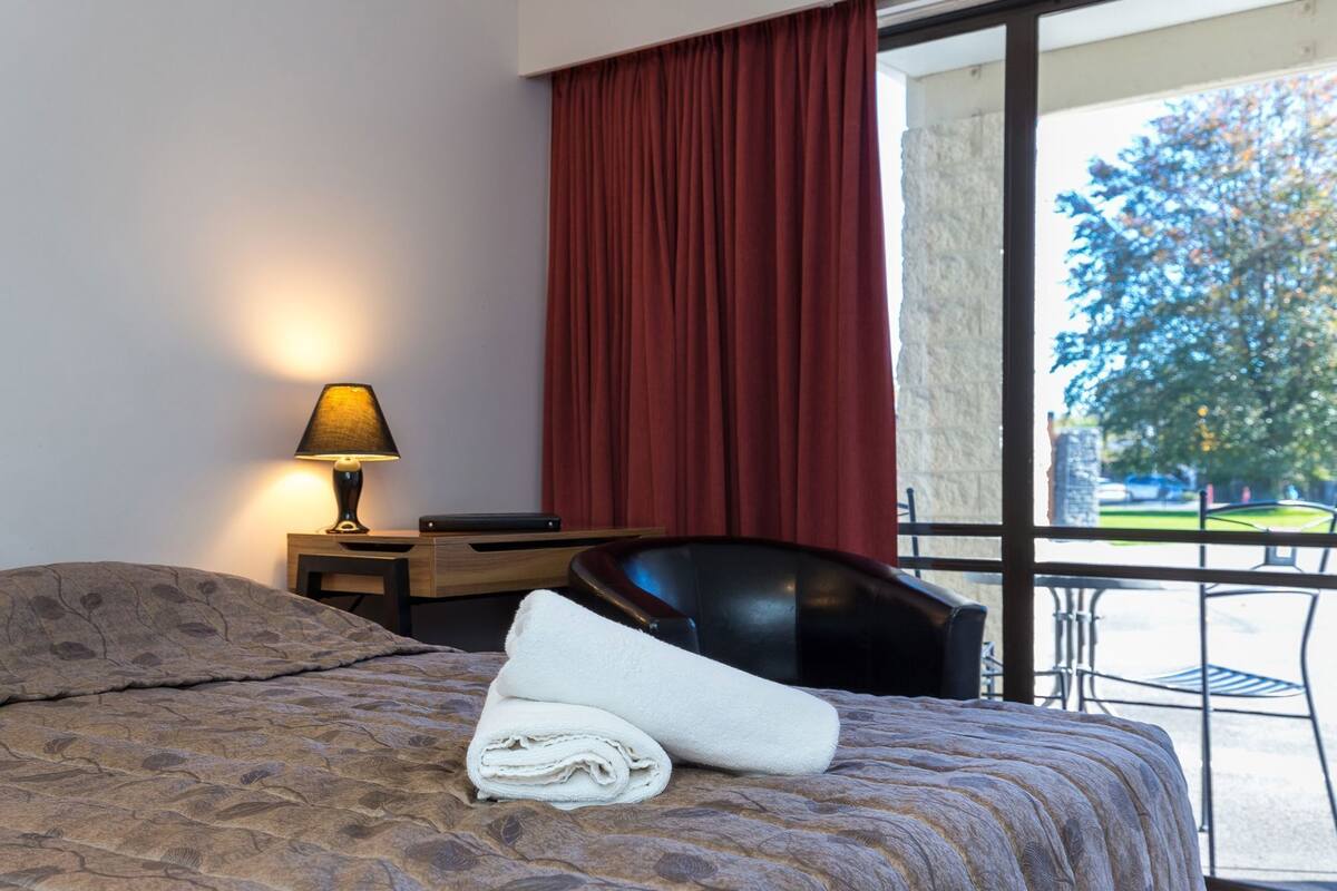 Tabla de planchar con plancha, wifi gratis y ropa de cama