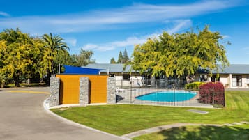 Hồ bơi ngoài trời