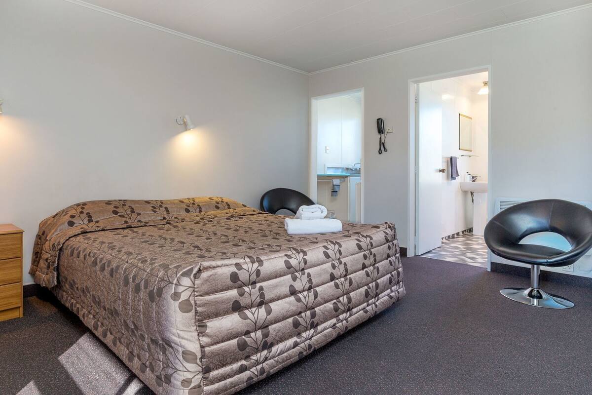 Tabla de planchar con plancha, wifi gratis y ropa de cama