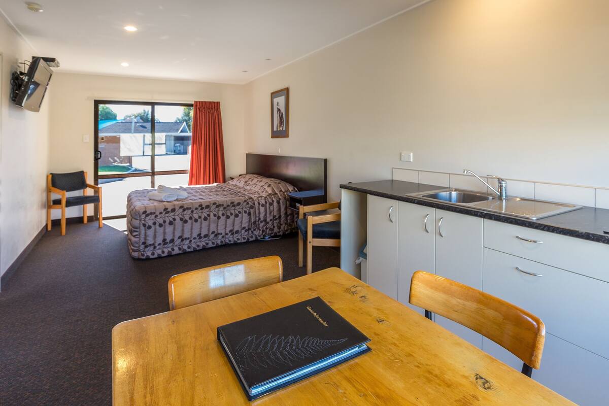 Tabla de planchar con plancha, wifi gratis y ropa de cama