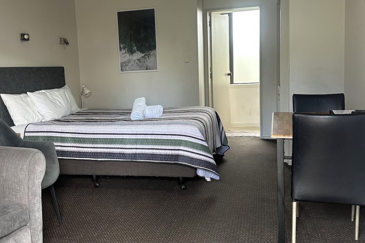 Basic-Studio, 1 Queen-Bett | Bügeleisen/Bügelbrett, kostenloses WLAN, Bettwäsche