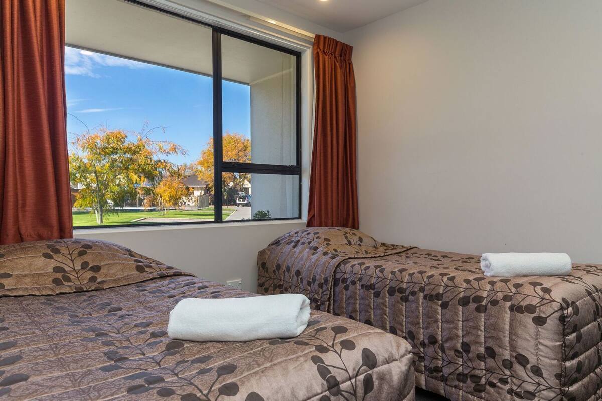 Tabla de planchar con plancha, wifi gratis y ropa de cama