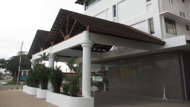 A hotel with a covered entrance, white pillars, and a sign reading "Sanbay Sandakan Hotel". - Sanbay Hotel (Sandakan)