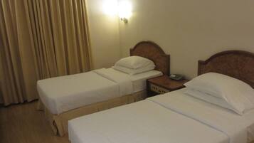 Standard Twin Room | Peti besi dalam bilik, meja, Wi-fi percuma