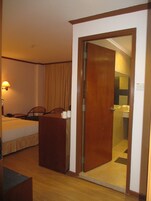 In-room safe, desk, free WiFi