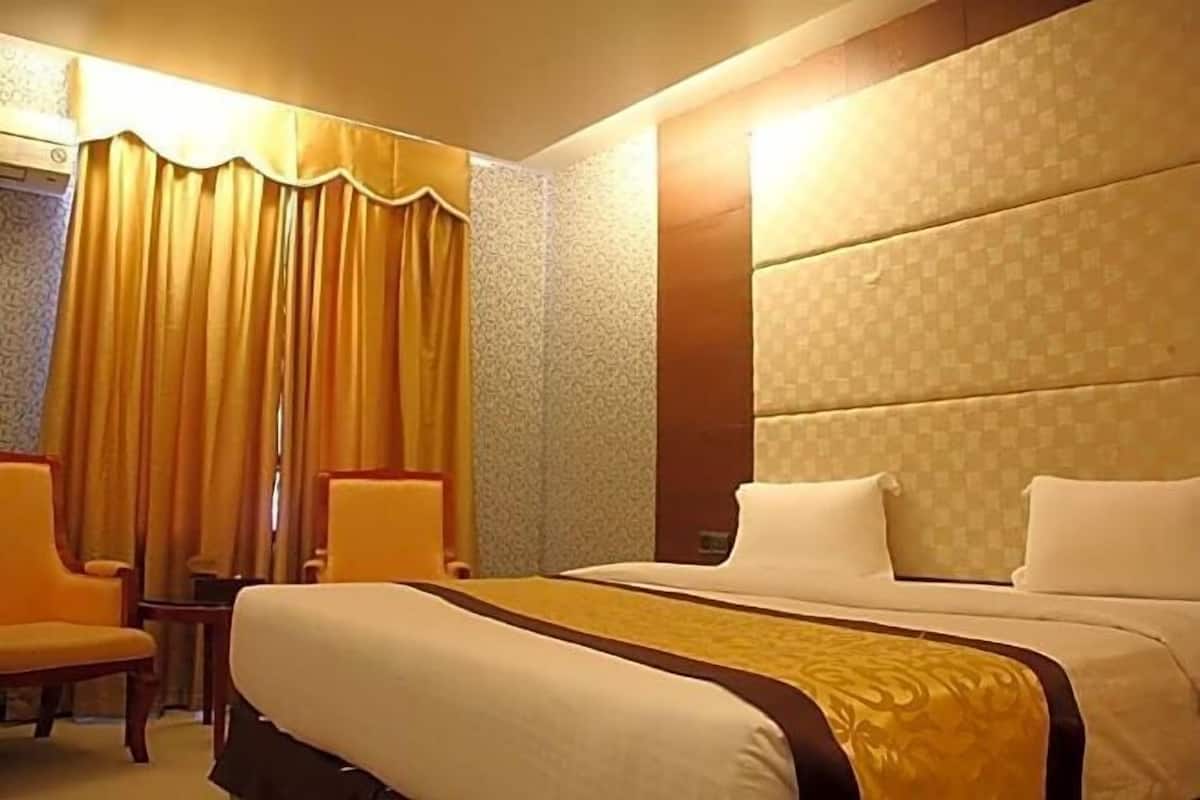 1 bedroom, in-room safe, desk, iron/ironing board