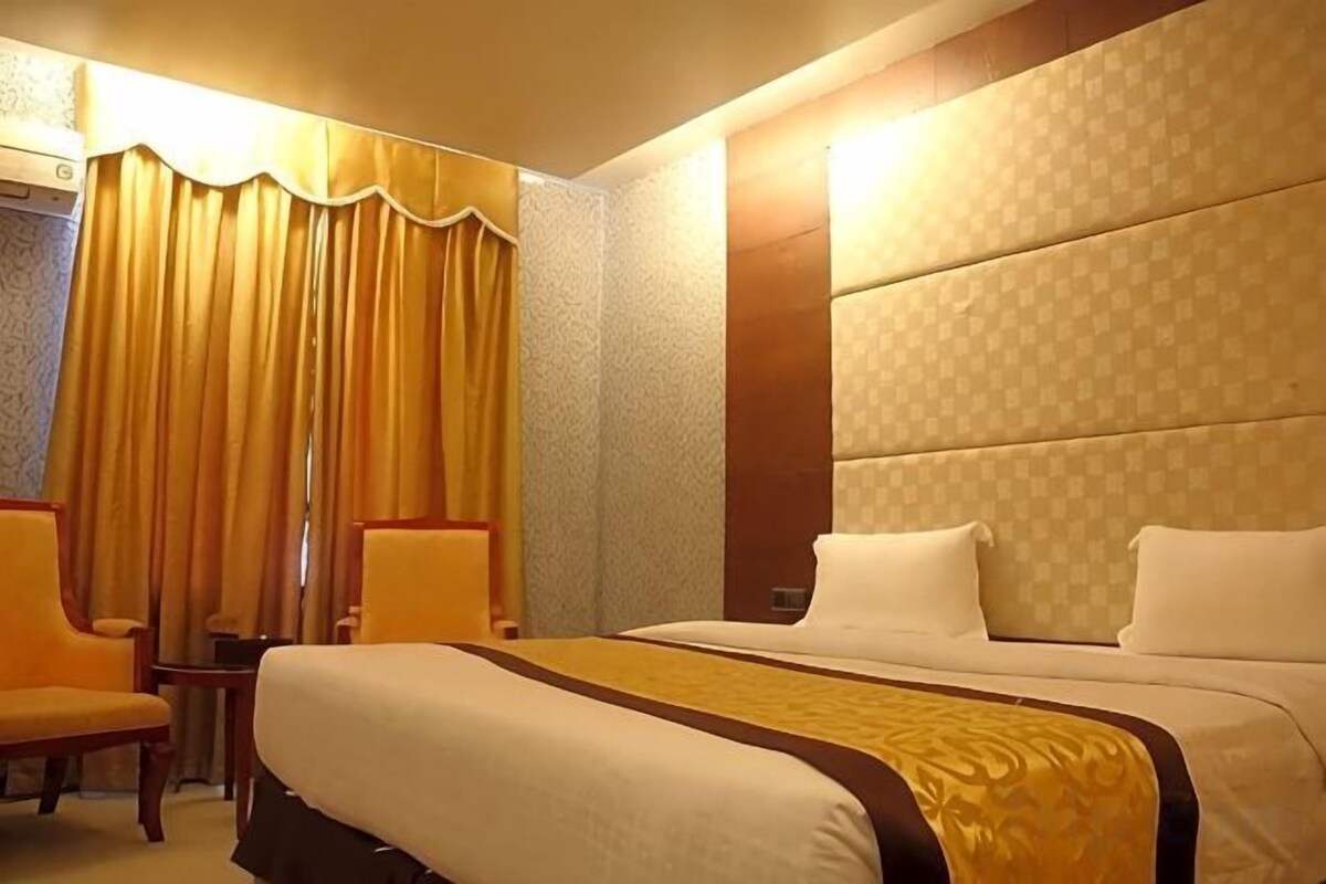In-room safe, desk, iron/ironing board (on request), WiFi (free)