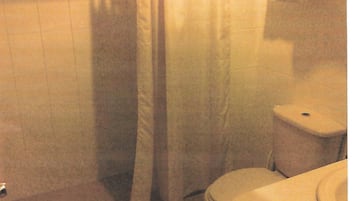 Standard Room | Bathroom | Shower, free toiletries, hair dryer, slippers