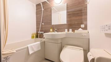 Combined shower/tub, rainfall showerhead, free toiletries, hair dryer