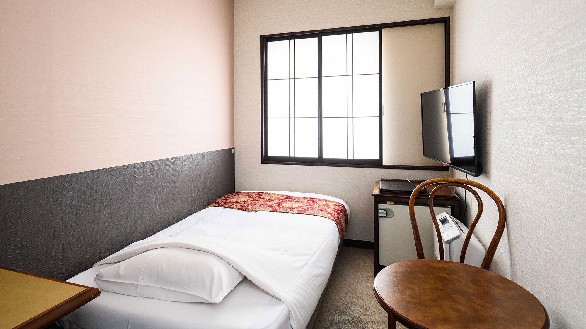 Escritorio, wifi gratis y ropa de cama 