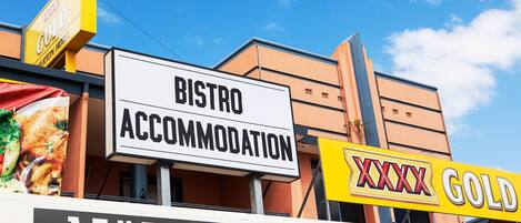 Un hotel con un letrero que dice 'Bistro Accommodation' y 'Atherton Hotel'.